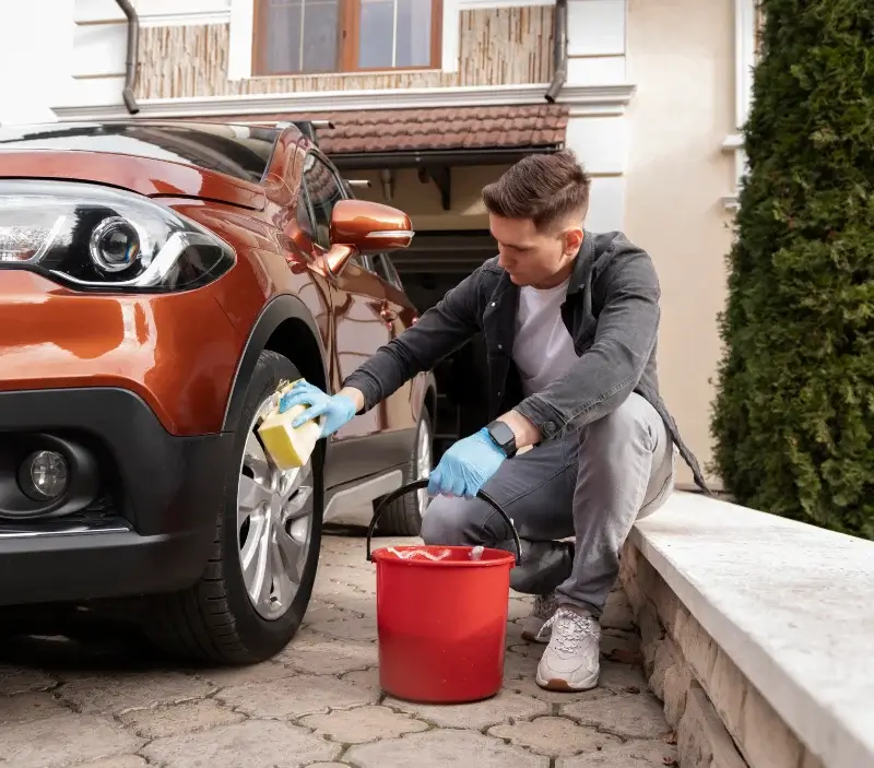 Lavage auto à domicile Saint-Jean-de-Verges : professionnel intervenant sur un véhicule